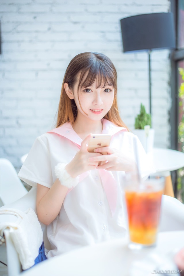 一声闷响伴随着刺耳的骨骼碎裂声中，虎卫魁梧的身体就这么仿佛遭到重物撞击一般离地而起，眼中还带着愕然的表情，胸口却整个凹陷下去。