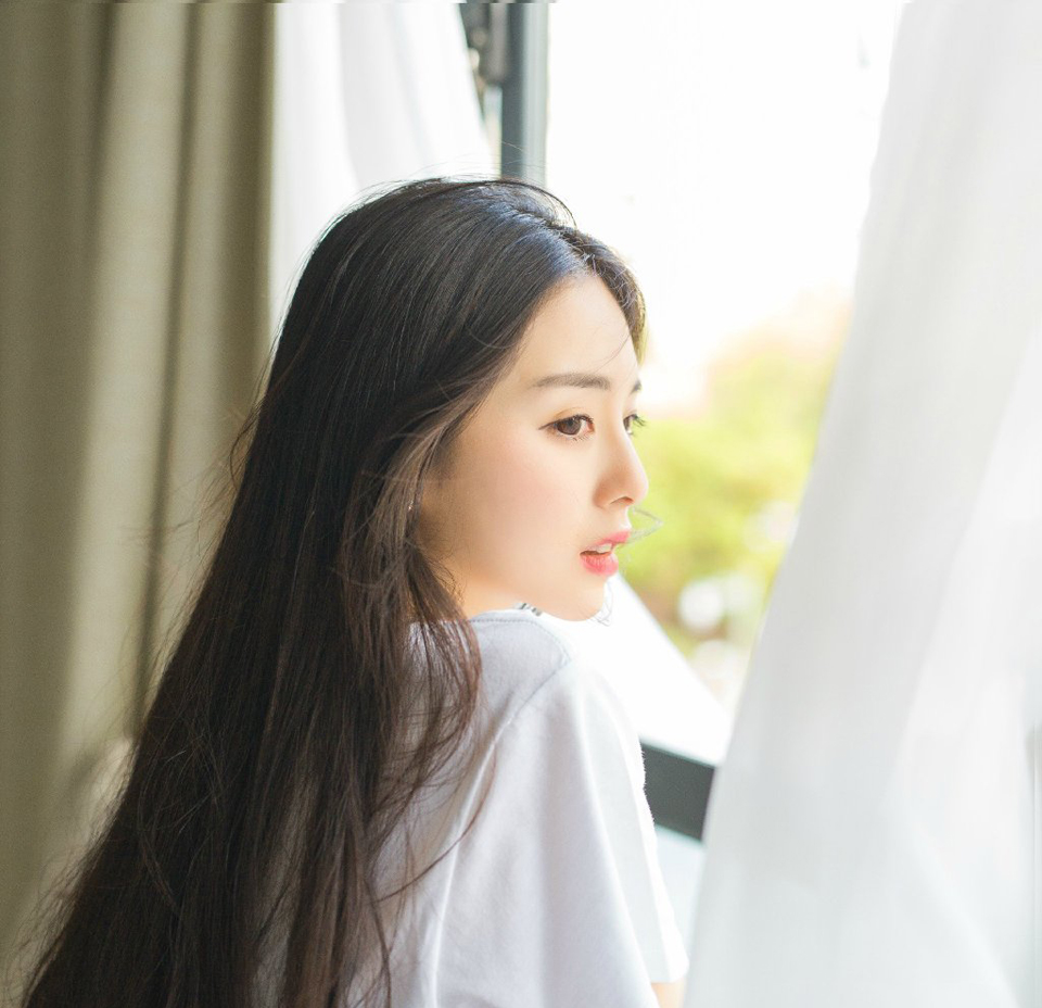 “此非我一人之功，若非子乔兄鼎力相助，孟达为内应，加上刘璋的配合，这天府之国，也不会如此轻易落入我等手掌之中。”法正微笑着摇了摇头，跟在贾诩身边多年，那份内敛以及自保之道倒是学了不少，这个时候，绝对不能锋芒太露。